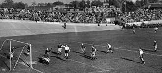 853012 Afbeelding van een spelmoment uit de voetbalwedstrijd D.O.S. - Haarlem, in het Stadion Galgenwaard te Utrecht.